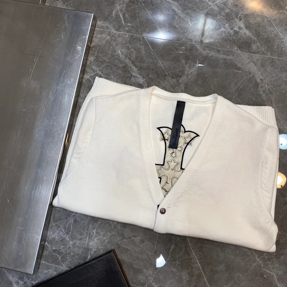 P296 Chrome Hearts 🍁Sweater series🍁 New V-neck buttoned cardigan sweater for autumn and winter. Selected high-quality wool blended knitted fabrics. Tajima machine embroidery➕ Heavy cross sheepskin patchwork craftsmanship. Total size 17 pieces of patchwork➕Customized silver-proof lattice buckle. Non-market ordinary version. 🏷Three standards complete🏷 🌈Recommended colors: black white🌈
